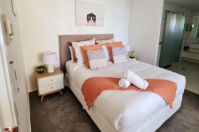 3BR Skyline Oasis w River Views, Gym, Carpark, FastWIFI, Tennis Court, Steam Room